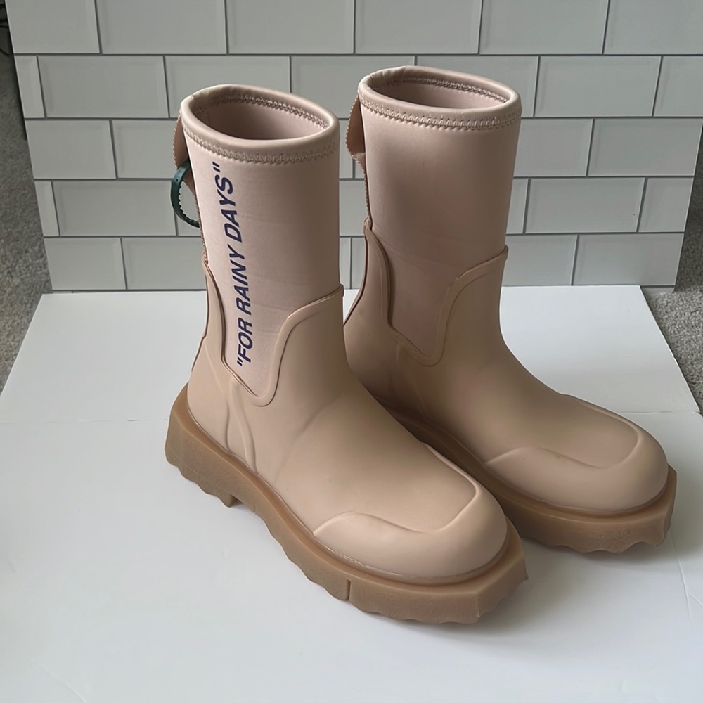 Off-white sponge rubber rain boot